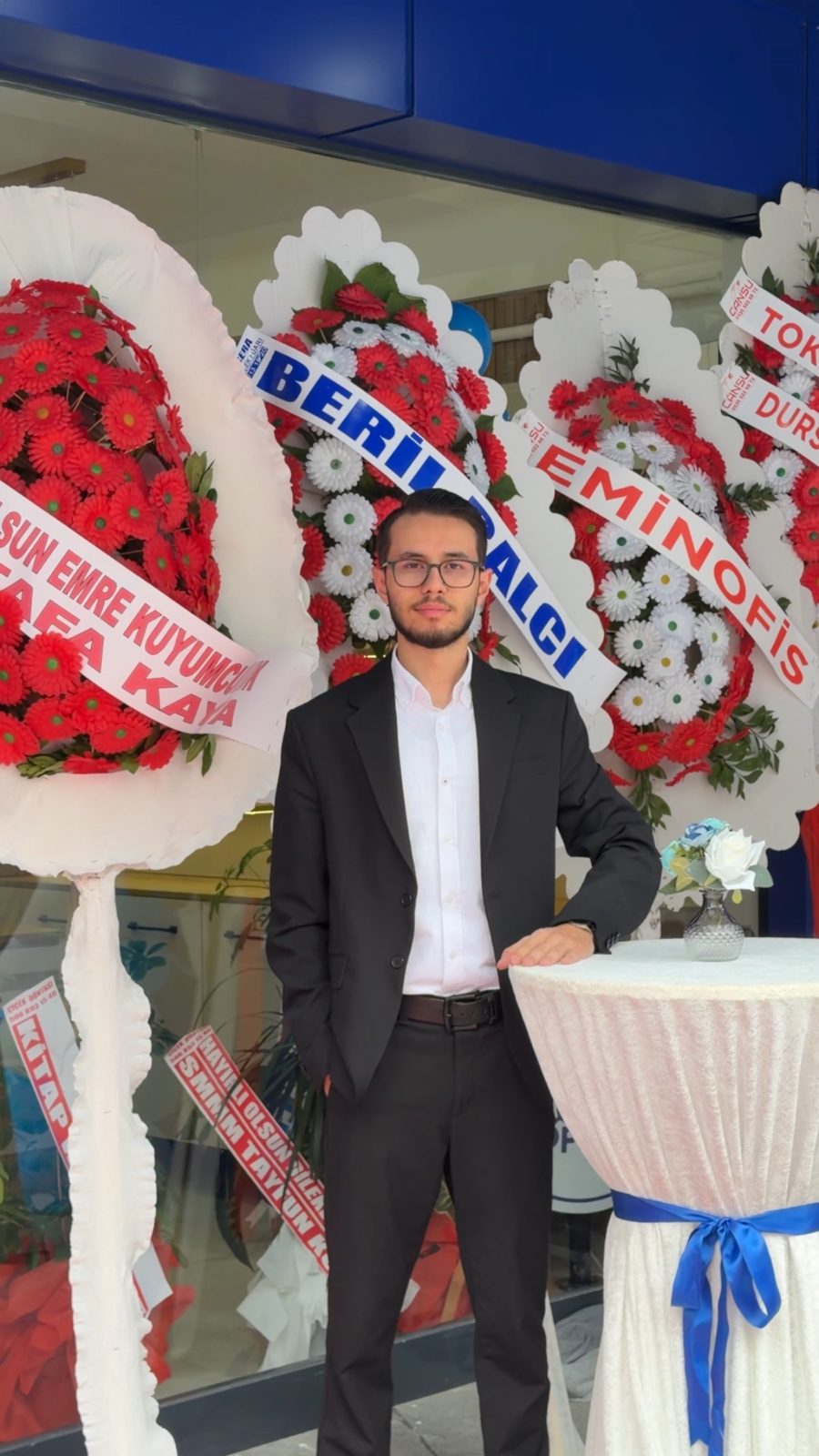 Ö. Orkun Uçar mağaza önünde