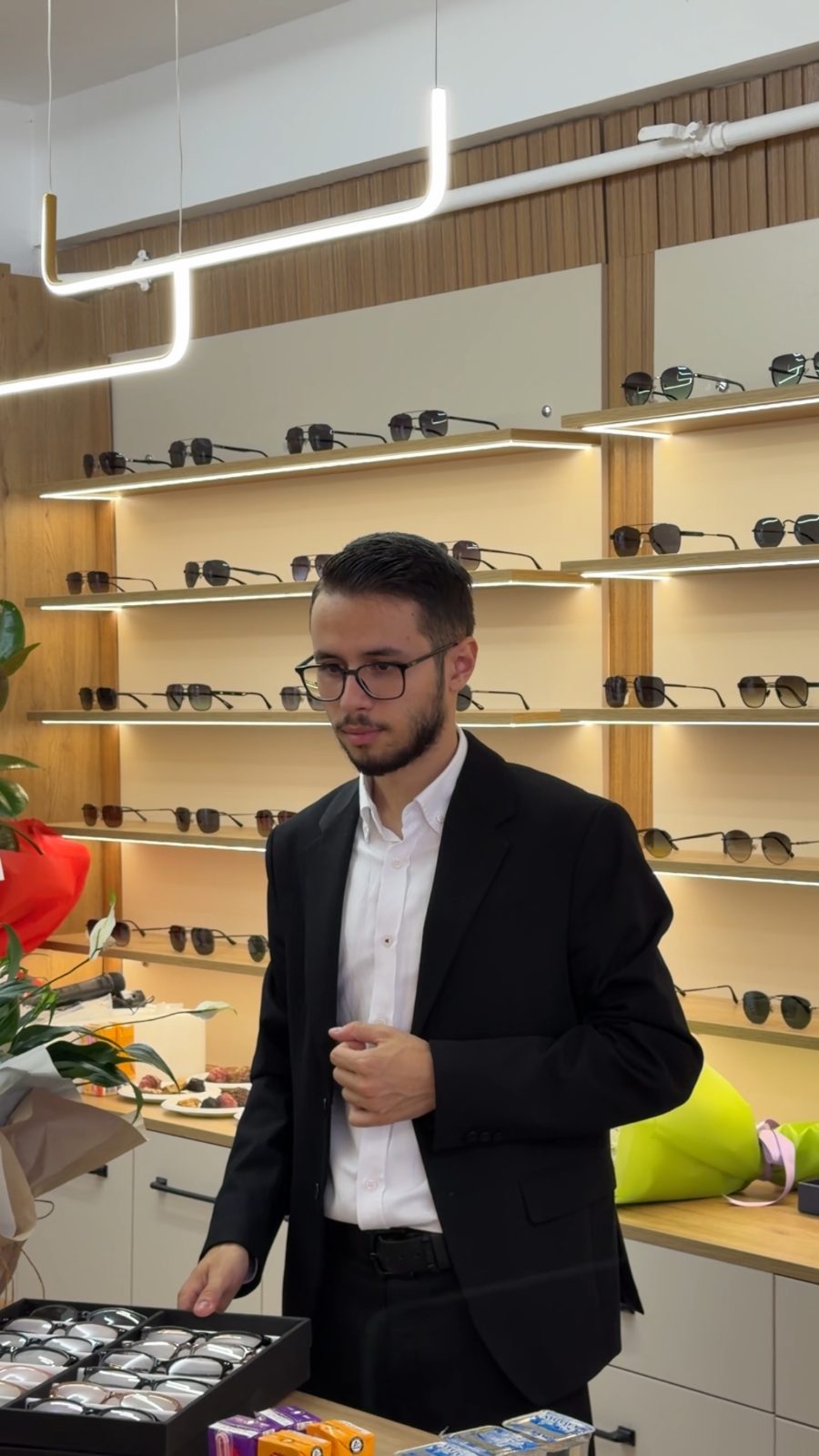 Ö. Orkun Uçar mağazada çerçeve seçiyor